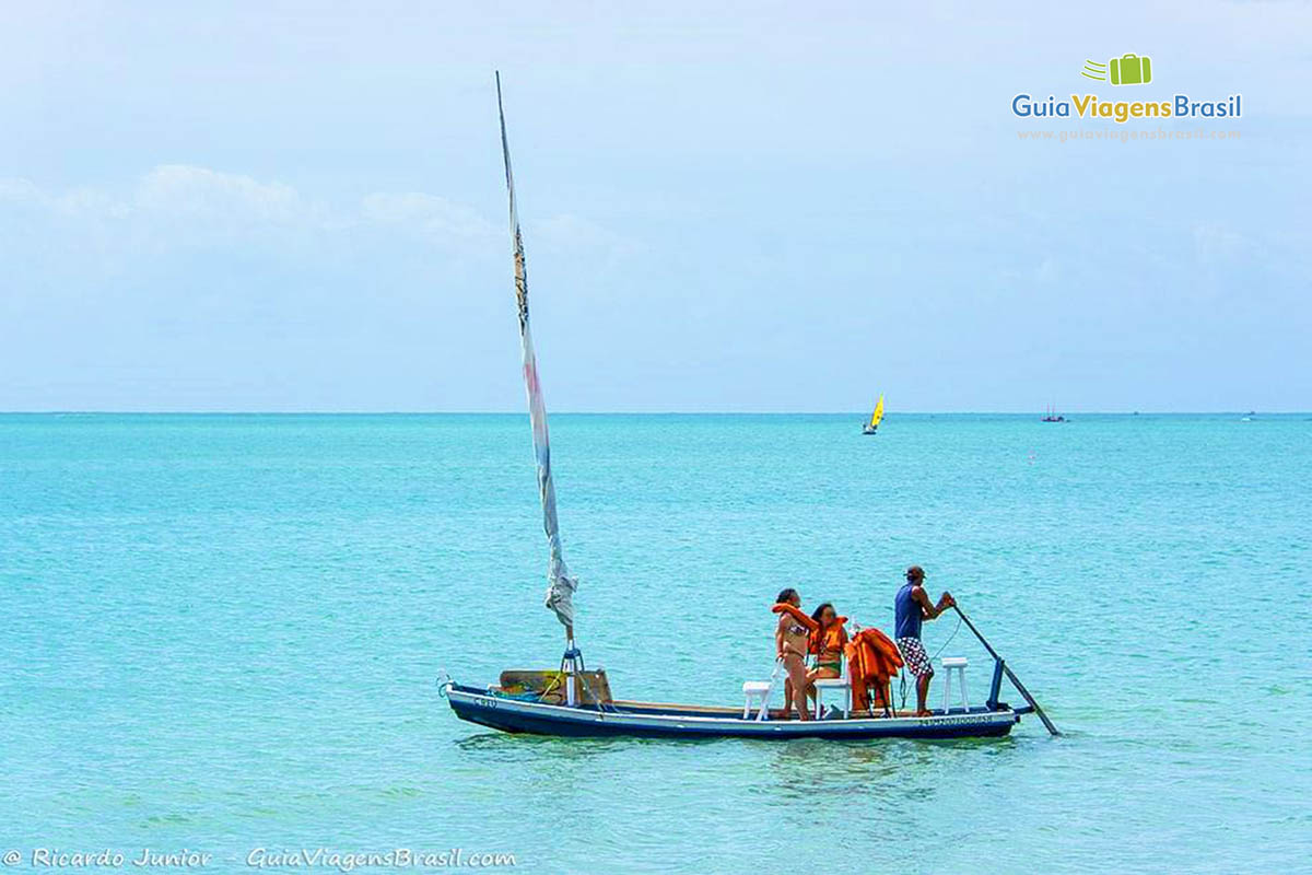 Imagem de crianças no barco a vela na Praia Pajuçara, em Maceió, Alagoas, Brasil.